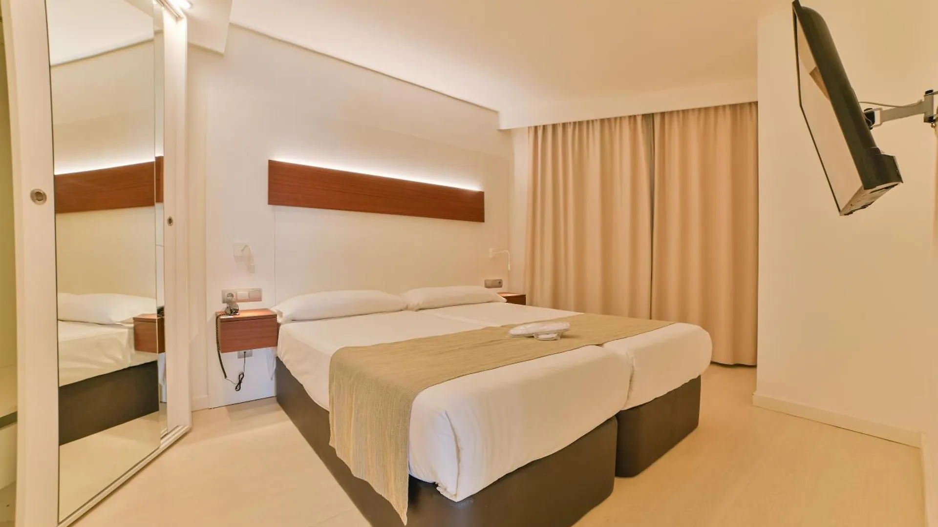*** Aparthotel Apartamentos Azul Playa Cala Ferrera  Spagna